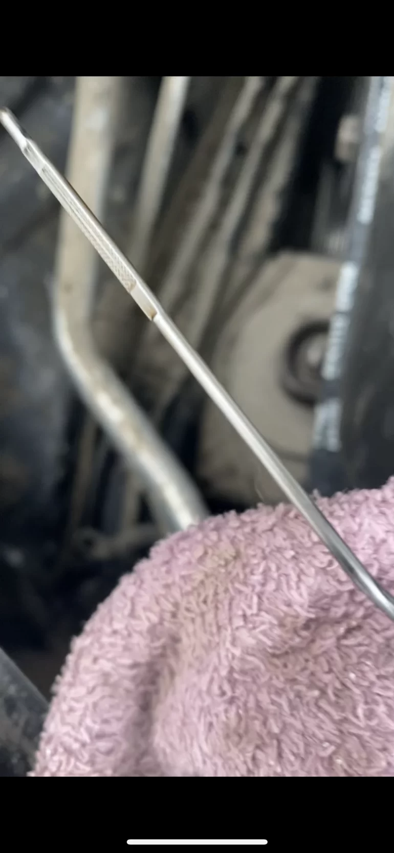 Не могу понять, какой уровень масла в двигателе