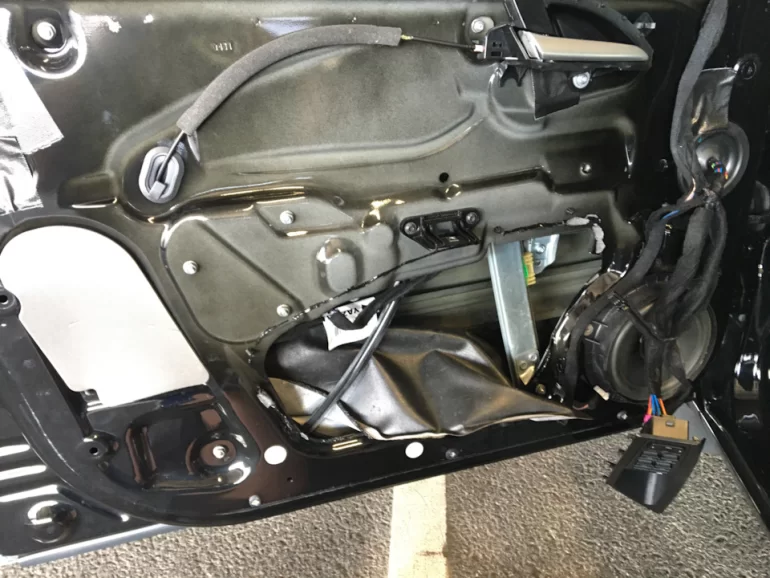 Продается ли шторка, которая внутри двери Vesta NG?