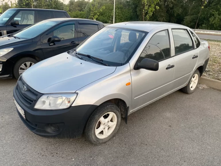 При торможении задние колеса останавливаются, а передние вращаются