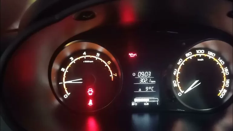 Загорелась лампа давления масла и появился стук