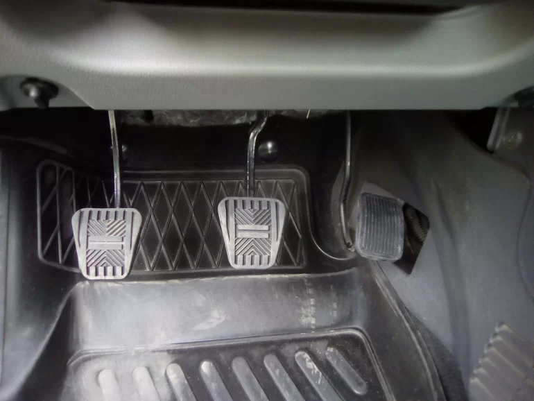 Свист сцепления/КПП, который утихает при выжиме сцепления