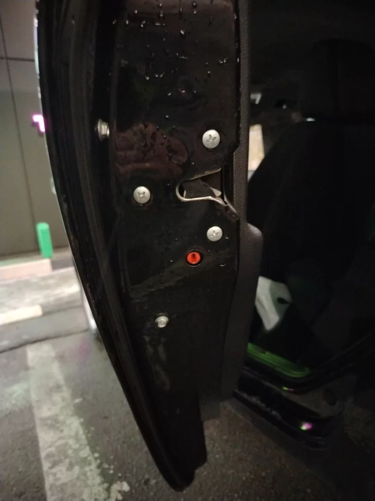 Перестала открываться задняя дверь после переключения фиксатора замка