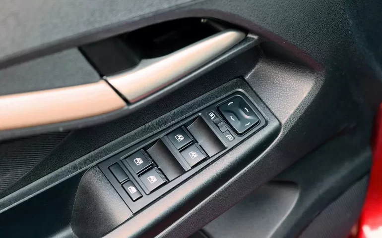 С одной кнопки стекло не поднимает, а с другой поднимает