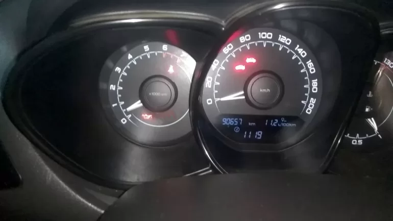 После запуска загорается лампа давления масла и звучит сигнал