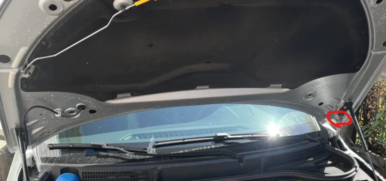 Оборвалась шпилька крепления капота Весты