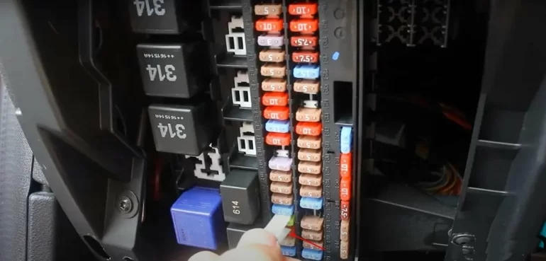 Постоянно перегорает предохранитель бензонасоса