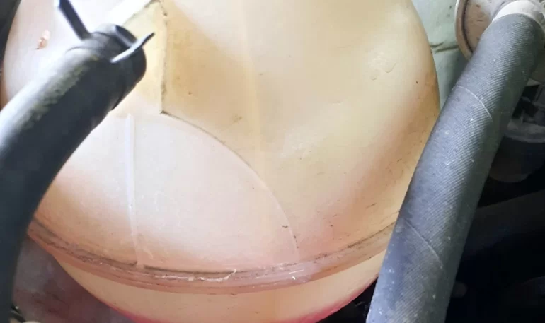 Почему лопается расширительный бачок на Весте?