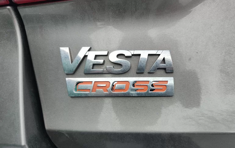 Отлетает краска с логотипа у годовалого автомобиля Lada Vesta