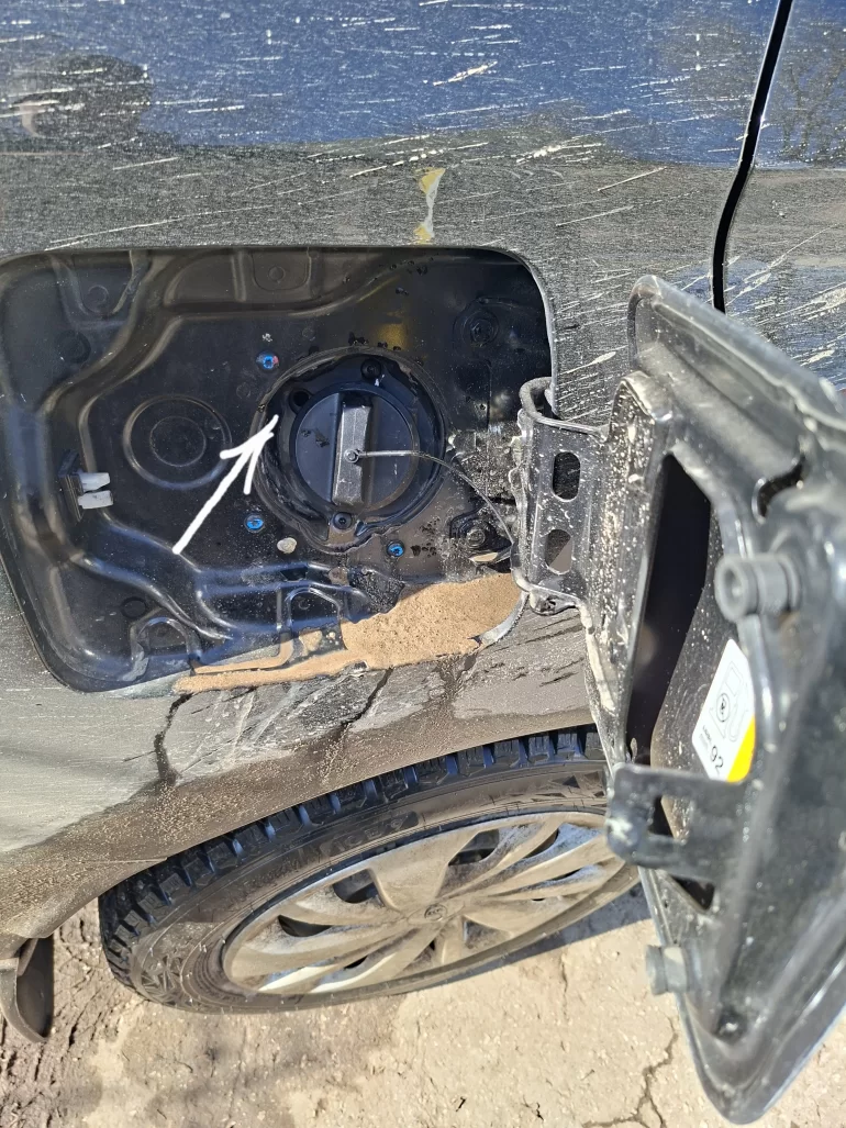 Что за отверстие над крышкой топливного бака Искры?