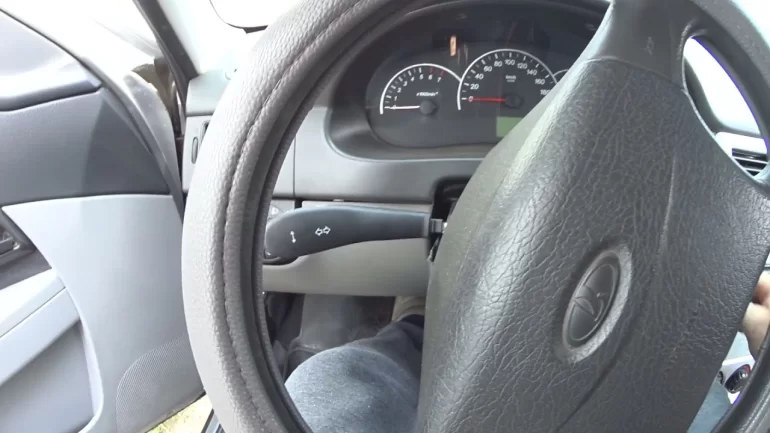 Удар в руль при повороте до упора