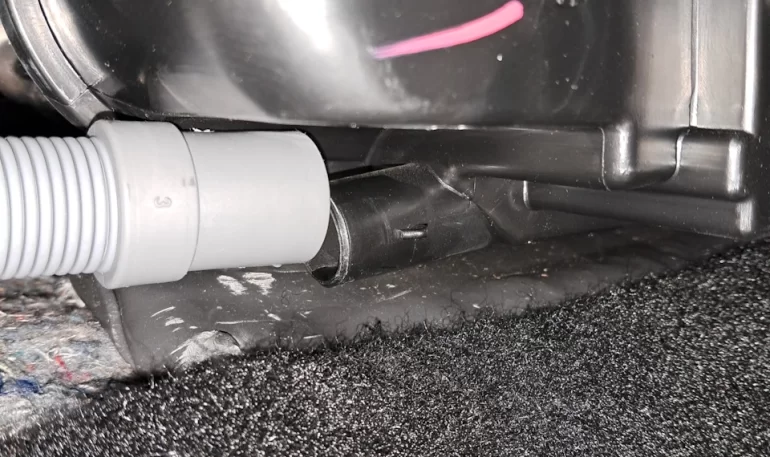 Из дреннажной трубки кондиционера дует воздух