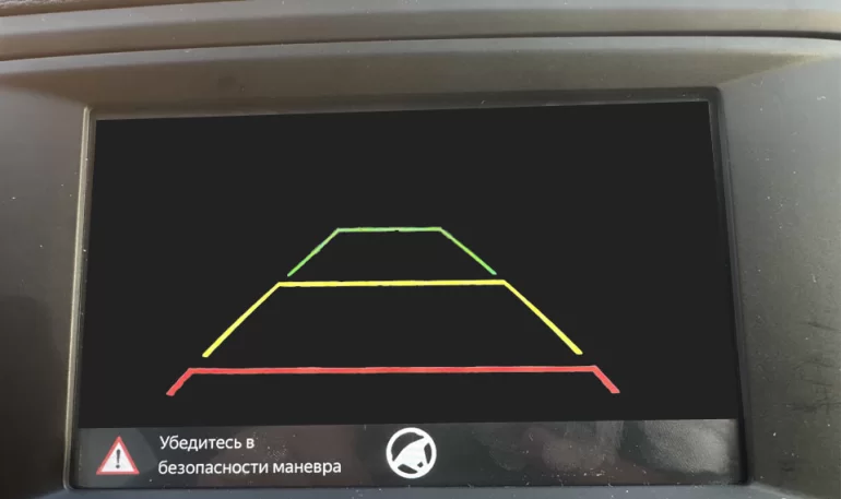 При нажатии тормоза на экране включаются парковочные разметки