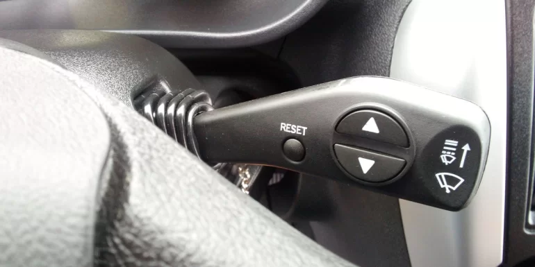 Дворники срабатывают сами по себе и двигатель работает рывками