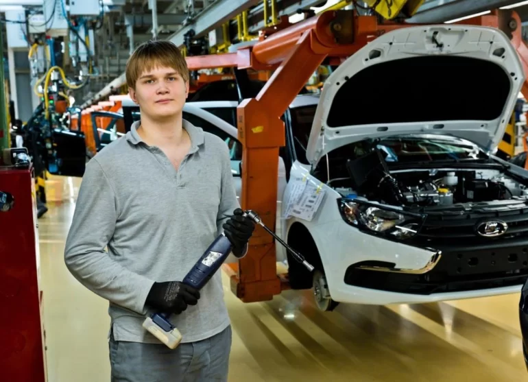 Студенты на АВТОВАЗе собрали более 70 тыс. автомобилей LADA