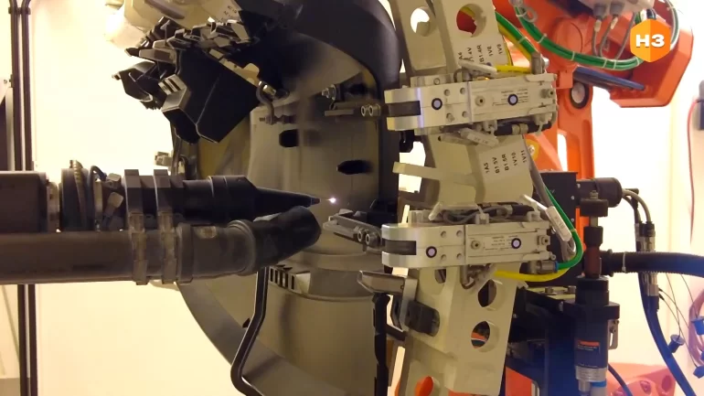 АВТОВАЗ показал, как выполняется перфорация панели приборов для подушки безопасности