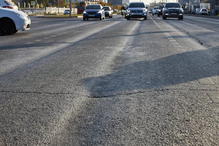 Автомобиль сильно рыскает в дорожной колее