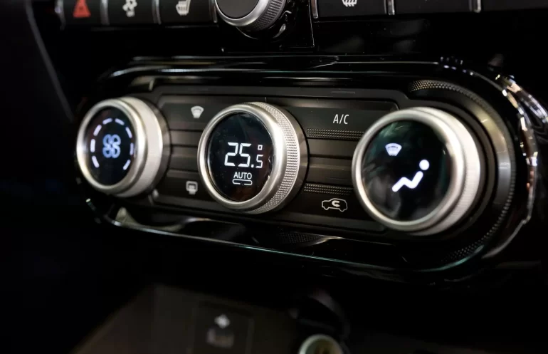 Lada Aura получила автоматическую климат-систему и Lada Connect